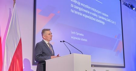 Wojewoda lubelski wręczył statuetki i dyplomy z medalem dla zaangażowanych w walkę z pandemią