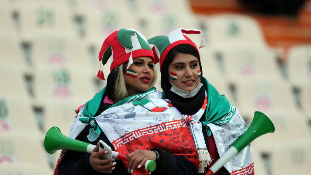 Zdjęcie okładkowe artykułu: Getty Images / Amin Mohammad Jamali / Na zdjęciu: kibicki reprezentacji Iranu