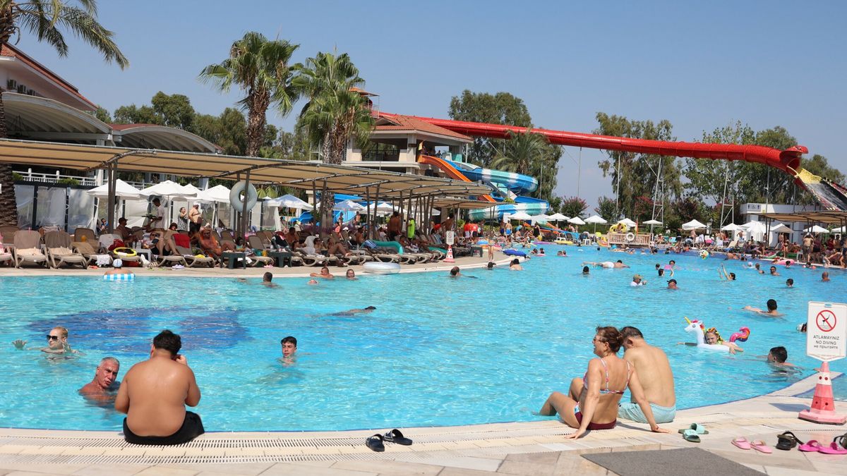 Wakacje w Turcji
06.08.2024. Turcja, Belek. Kurort przyciagajacy wielu turystow. N/z. Hotelowy basen. fot. Mateusz Kotowicz/REPORTER
Mateusz Kotowicz/REPORTER