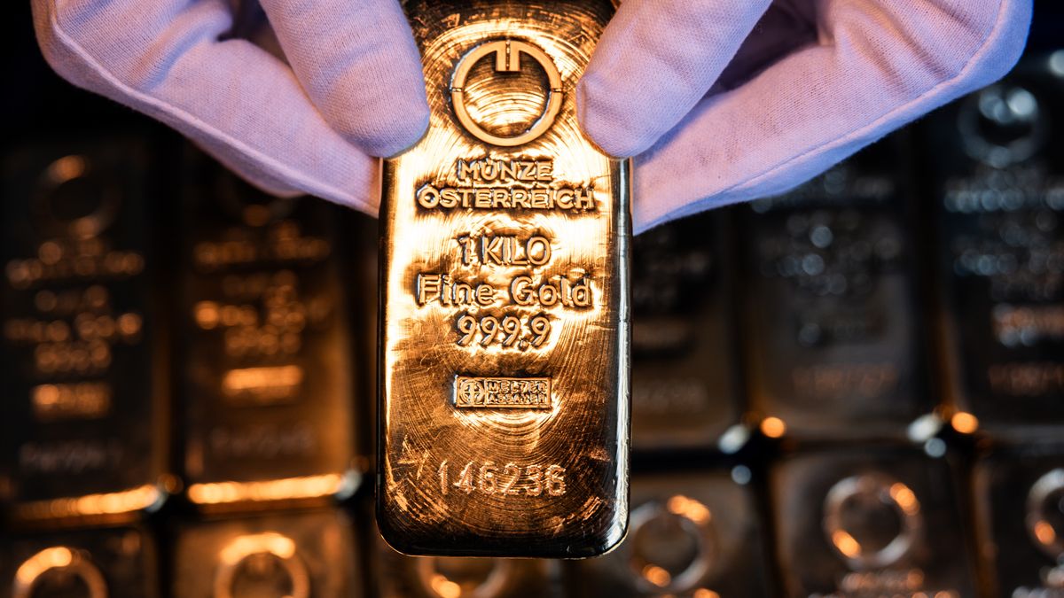 Bloomberg Best of the Year 2025: An attendant holds a one kilogram gold bar at Conclude Zrt bullion dealer arranged in Budapest, Hungary, on Monday, Feb. 17, 2025. Photographer: Akos Stiller/Bloomberg via Getty Images