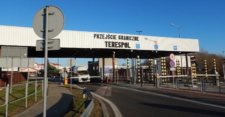 Kierowca autokaru miał specjalną skrytkę do przemytu papierosów. Celnicy znaleźli w niej 430 paczek bez akcyzy