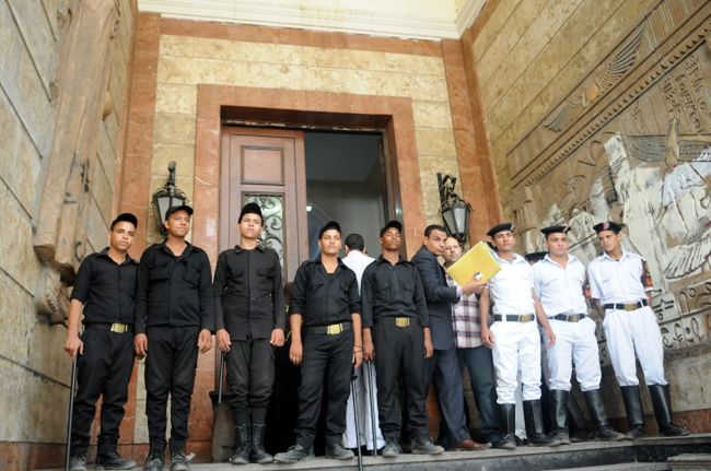 Żołnierze przed salą sądową w Kairze w trakcie procesu Bractwa