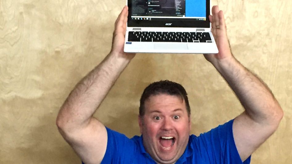 James Ramey z CodeWeavers cieszy się z uruchomienia windowsowej aplikacji na chromebooku (źródło: CodeWeavers.com)