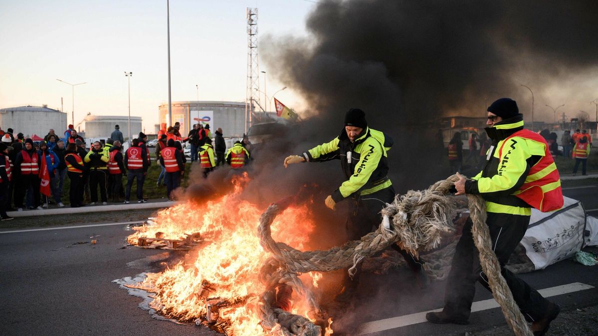 arch54
Dozens of unionists set a fire to block a road in front of the Total Energies refinery during an action called by the French union General Confederation of Labour (CGT) against a deeply unpopular pensions overhaul in Donges, Western France on February 8, 2023. - France braced on February 7, 2023 for new strikes and mass demonstrations against French President's proposal to reform French pensions, including hiking the retirement age from 62 to 64 and increasing the number of years people must make contributions for a full pension. (Photo by LOIC VENANCE / AFP)
LOIC VENANCE