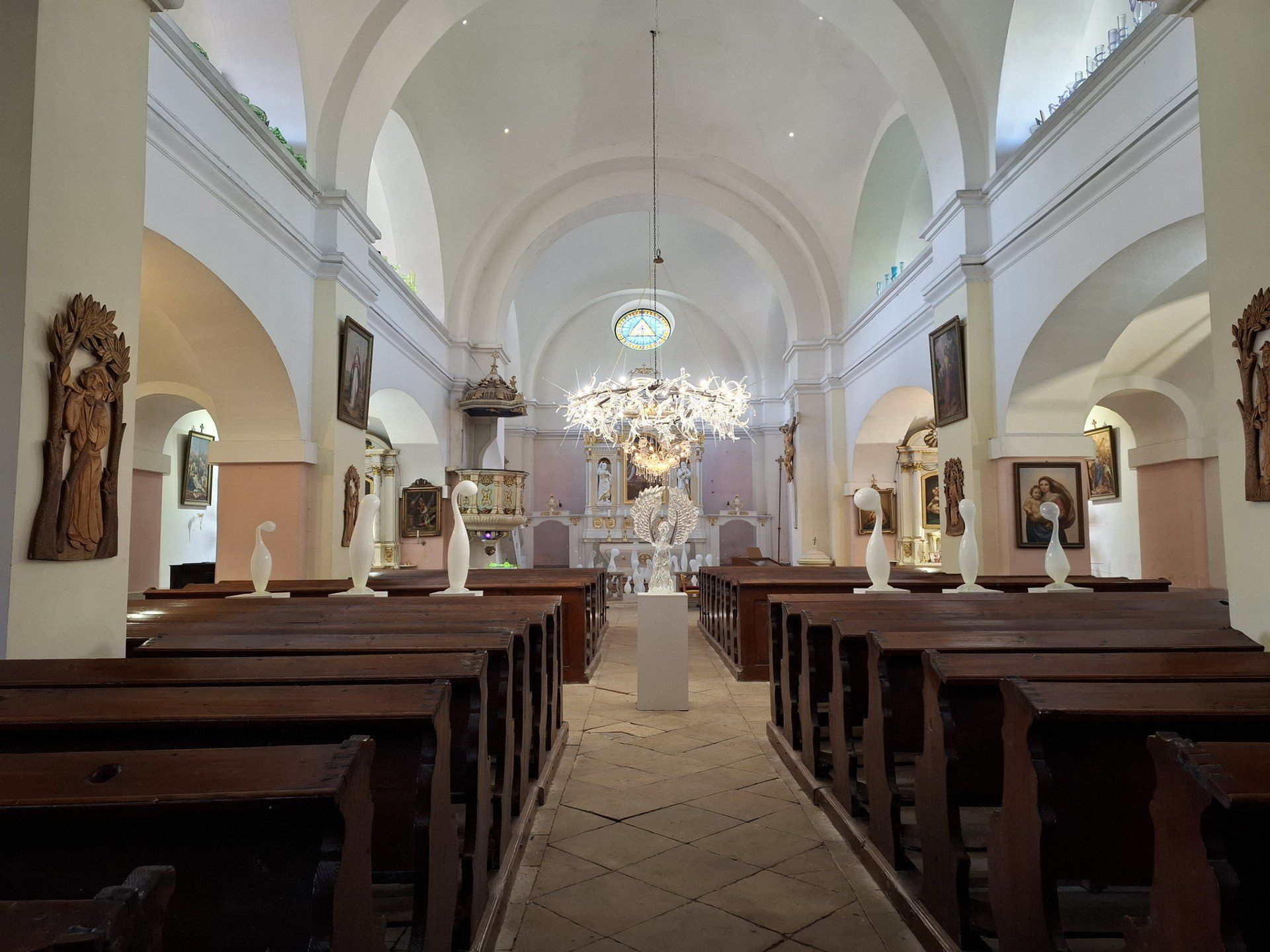 Pačinek Glass to miejsce, gdzie powstaje niezwykłe szkło artystyczne. To również tutaj znajduje się kościół zamieniony w prawdziwą świątynię szkła!