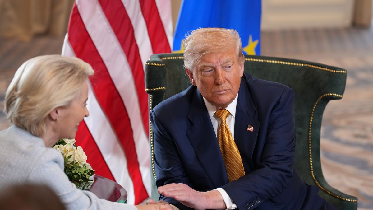 TURNBERRY, SCOTLAND - JULY 27: U.S. President Donald Trump shakes hands with President of the European Commission Ursula von der Leyen as he announces a trade deal with the EU at Trump Turnberry golf club on July 27, 2025 in Turnberry, Scotland. U.S. President Donald Trump is visiting his Trump Turnberry golf course, as well as Trump International Golf Links in Aberdeenshire, during a brief visit to Scotland from July 25 to 29. (Photo by Andrew Harnik/Getty Images)