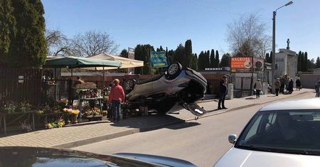 Podczas parkowania pomyliła gaz z hamulcem. Potrąciła pieszego, auto dachowało