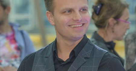 Hakiel odpowiedział hejterom. "Stary człowiek i może"