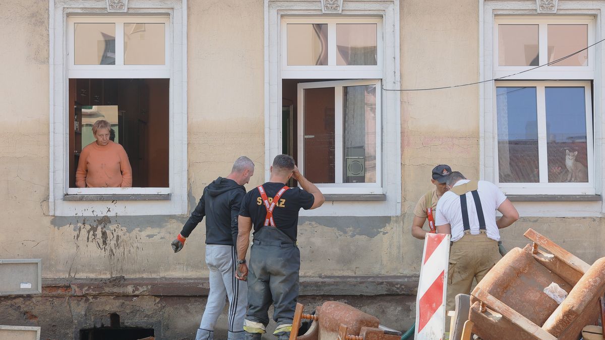 Głuchołazy, 18.09.2024. Dynamiczna sytuacja powodziowa. Sprzątanie po powodzi w miejscowości Głuchołazy (woj. opolskie), 18 bm. Niż genueński, który dotarł nad Polskę 12 bm., odpowiadał za załamanie pogody i ulewne deszcze w południowej części kraju. (mr) PAP/Michał Meissner