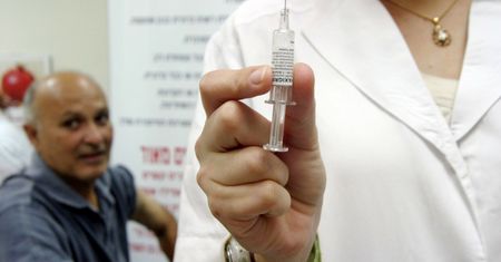 Izrael. Tysiące zakażeń COVID-19 dziennie. Kraj przygotowuje szczepionki na czwartą dawkę