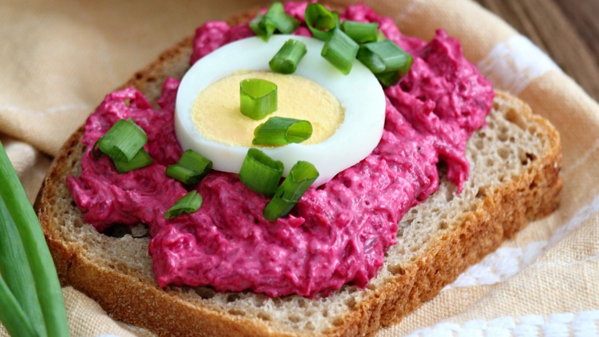 Pasta jajeczna z serkiem wiejskim i buraczkiem