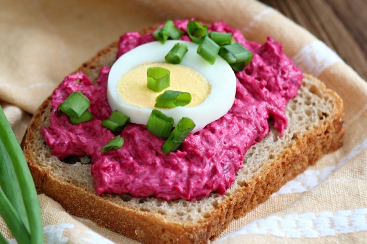 Pasta jajeczna z serkiem wiejskim i buraczkiem