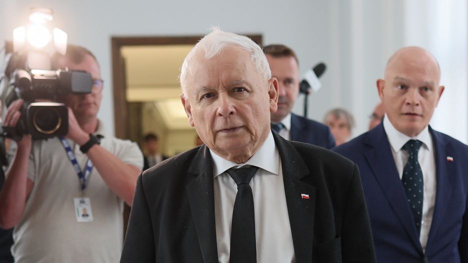 Jaros�aw Kaczy�ski
Warszawa, 11.09.2025. Prezes PiS Jaros�aw Kaczy�ski (C) w Sejmie w Warszawie, 11 bm. Ni�sza izba parlamentu wys�ucha�a informacji wicepremiera, szefa MON W�adys�awa Kosiniaka-Kamysza nt. naruszenia polskiej przestrzeni powietrznej przez rosyjskie drony. (aldg) PAP/Leszek Szyma�ski
Leszek Szyma�ski
X kadencja, 10, 10 10. X kadencja kadencji, 10., Dziesi�ta, kadencji, obrady, polityk, polityka, posiedzenie, Posiedzenie Sejmu, Sala plenarna posiedze� obrad, sejm, Sejm RP, sejmu