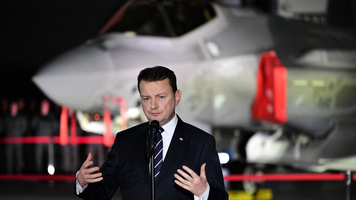 Minister obrony narodowej Mariusz Błaszczak podczas  podpisania umowy na zakup 32 samolotów F-35