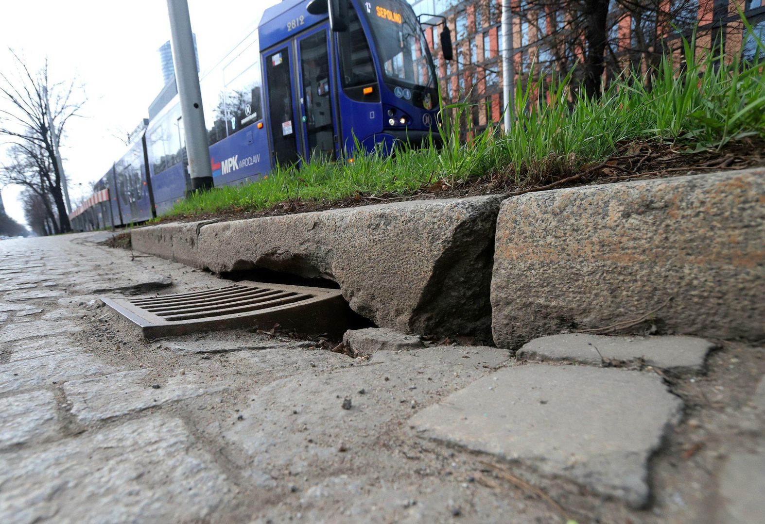 Jazda po ulicy Powstańców Śląskich zawsze zapewnia niezapomniane wrażenia. Ale według zapowiedzi, już na przełomie 2025/2026 ta nawierzchnia ma być gładka, jak stół.