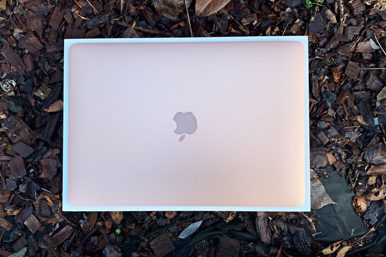 Złoty MacBook Air. W sprzedaży dostępny jest jeszcze model srebrny i space grey (gwiezdna szarość).