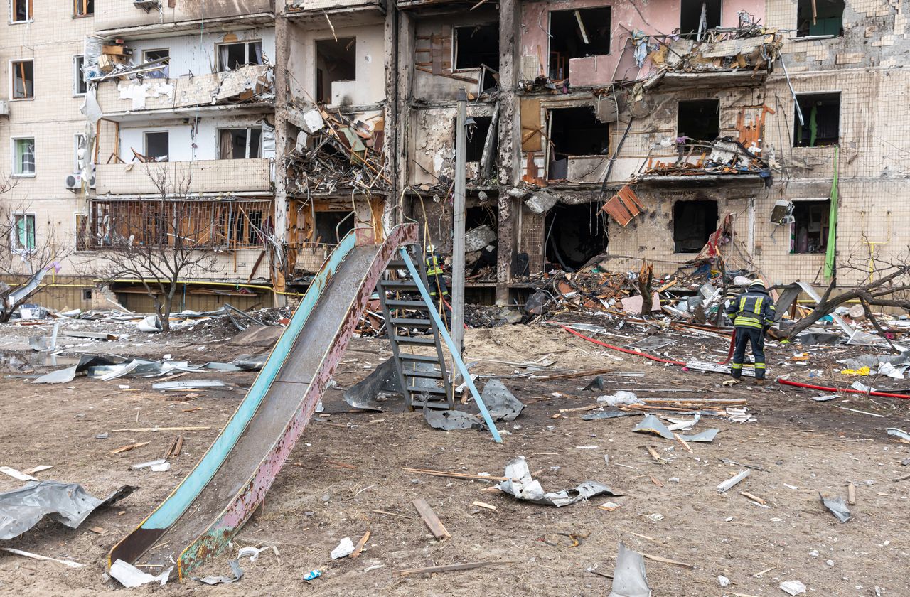 Kijów, Ukraina - 25 lutego 2022: Wojna Rosji z Ukrainą. Widok budynku cywilnego zniszczonego w wyniku rosyjskiego ataku rakietowego na miasto Kijów,