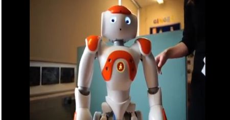 Robot humanoidalny NAO pomaga chorym dzieciom