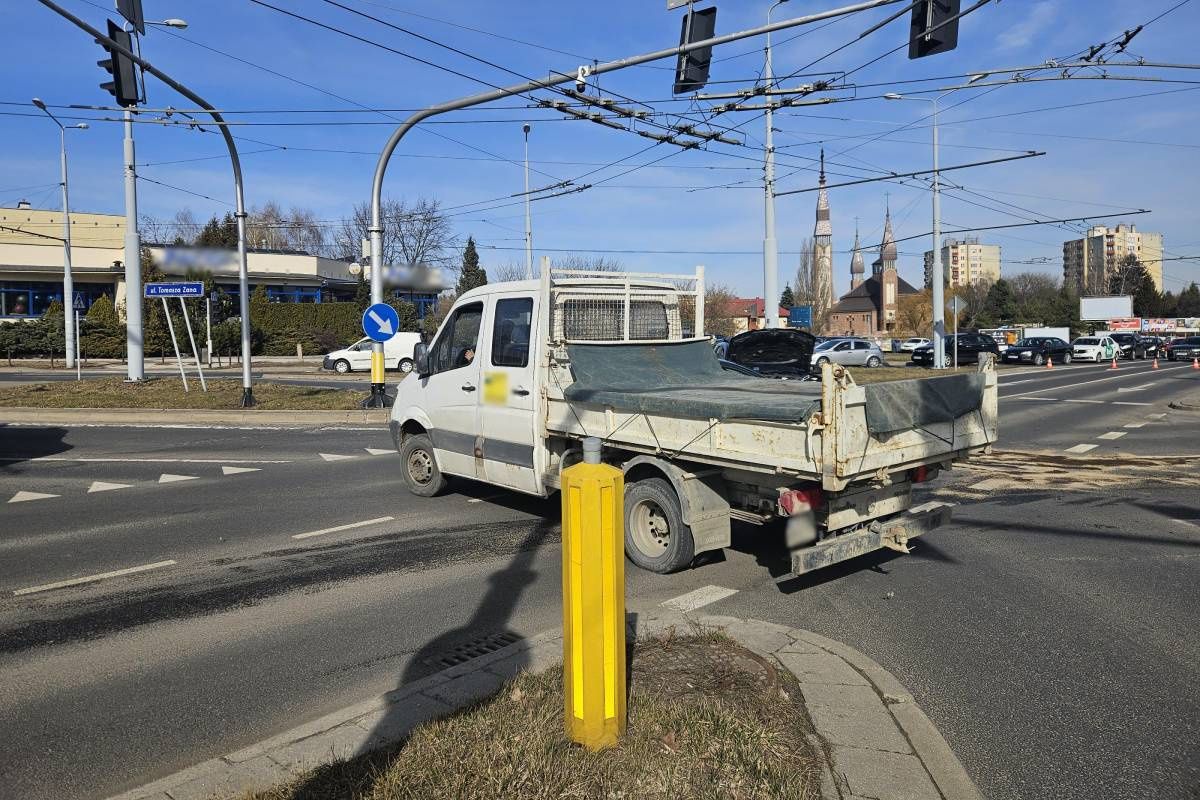 Kierowca pojazdu dostawczego przejechał przez zamknięte skrzyżowanie, na którym doszło do wypadku