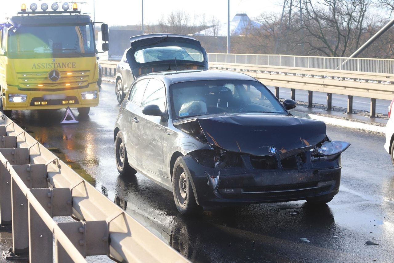 Wrocław: Wypadek trzech samochodów i utrudnienia na moście Milenijnym. Jedna osoba poszkodowana