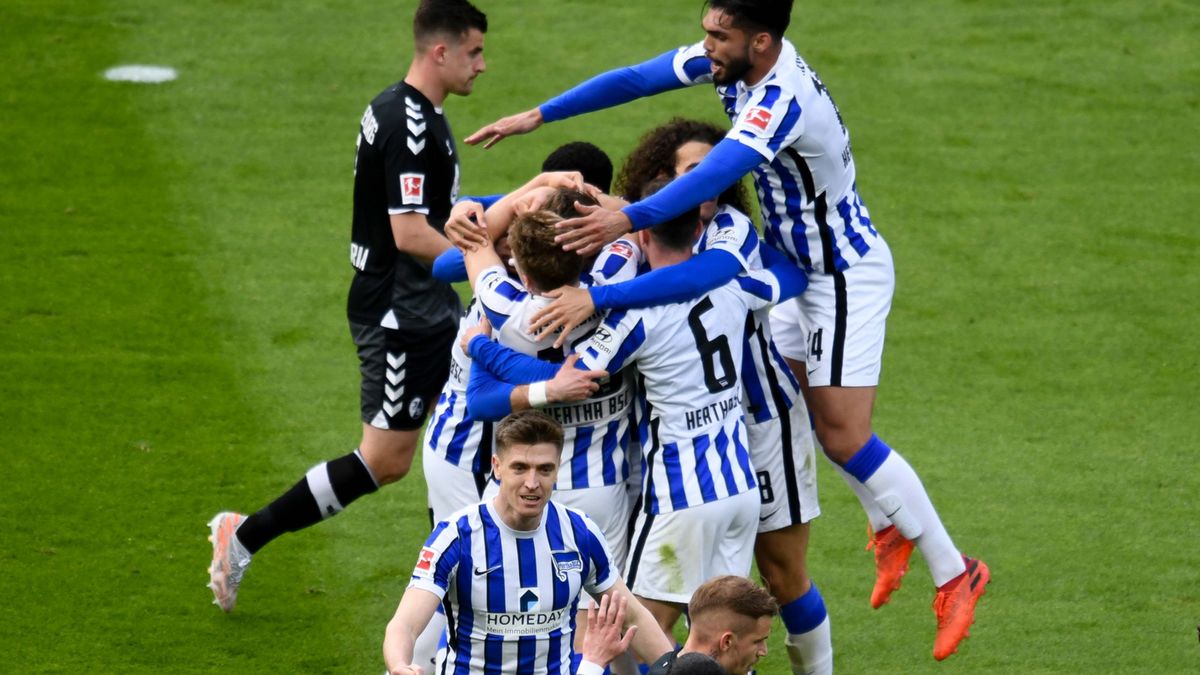 PAP/EPA / ANNEGRET HILSE / Na zdjęciu: piłkarze Herthy Berlin