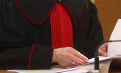 Wykręcanie jąder, okładanie pałką. Nowy prokurator i rozszerzone śledztwo ws. horroru w Renicach