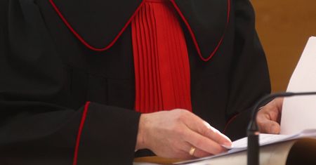 Wykręcanie jąder, okładanie pałką. Nowy prokurator i rozszerzone śledztwo ws. horroru w Renicach