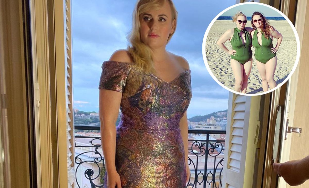 Coraz chudsza Rebel Wilson pozuje na plaży.