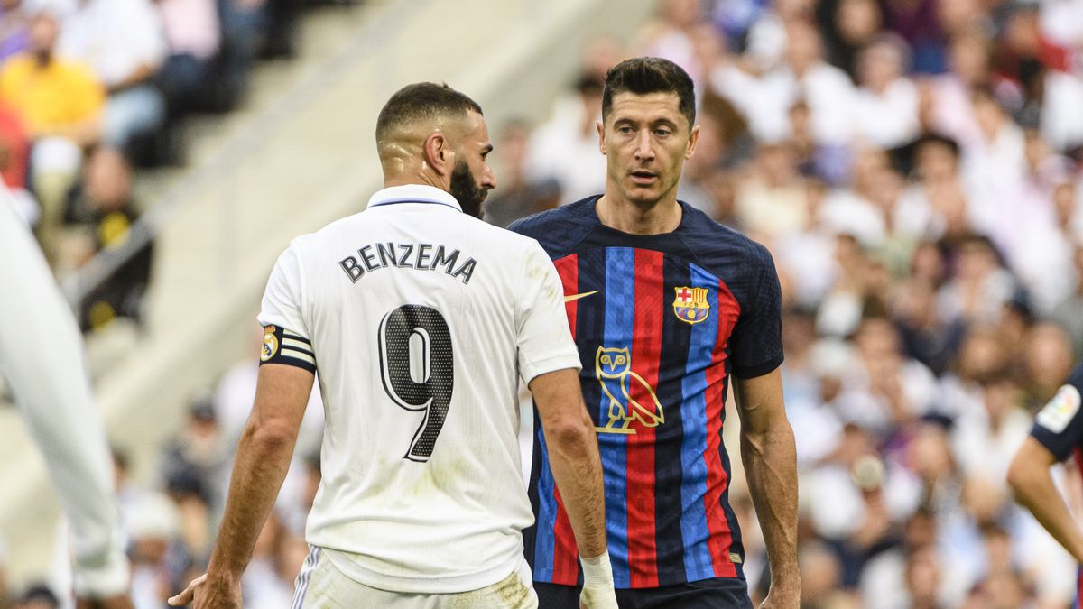 Karim Benzema of Real Madrid Cf (L) and Robert Lewandowski of FC Barcelona (R) during a match between Real Madrid v FC Barcelona as part of LaLiga in Madrid, Spain, on October 16, 2022. (Photo by Alvaro Medranda/NurPhoto via Getty Images)