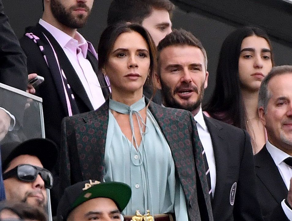 Beckhamowie pozują do rodzinnego zdjęcia. Uwagę zwracają stopy Davida