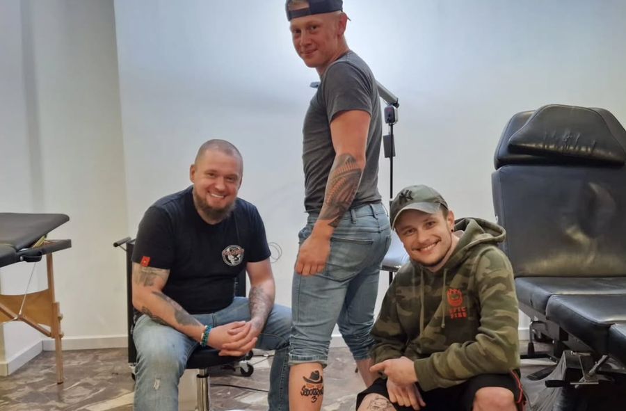 Influencer wytatuował sobie wielkie logo "Sabotażysty"
