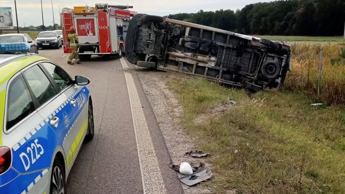 Bus przewrócił się na bok na wjeździe do Świdnika