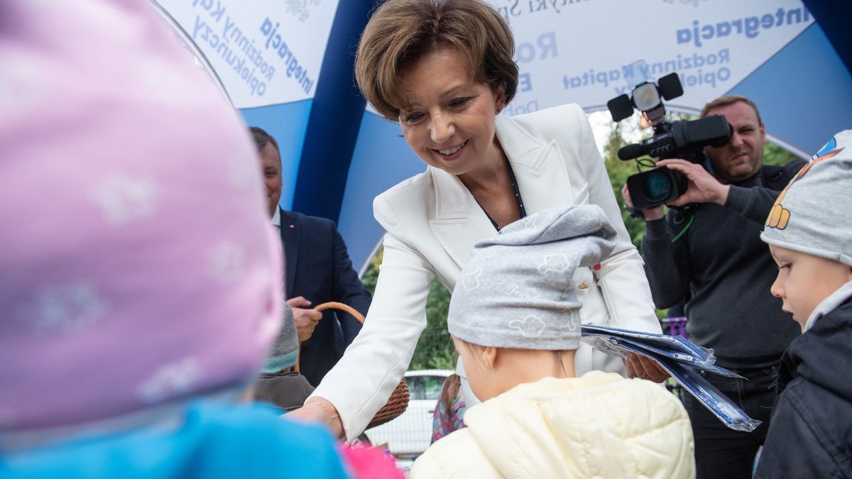 Marlena Mal�g
Radecznica, 26.09.2022. Minister rodziny i polityki spo�ecznej Marlena Mal�g wzi�a udzia� w uroczystym zako�czeniu Gminnych Zaw�d�w Sportowych w Radecznicy, 26 bm. (wj/amb) PAP/Wojtek Jargi�o
Wojtek Jargi�o
gminne zawody sportowe, MRiPS, polityk, polityka, wizyta, dzieci, dzie�mi