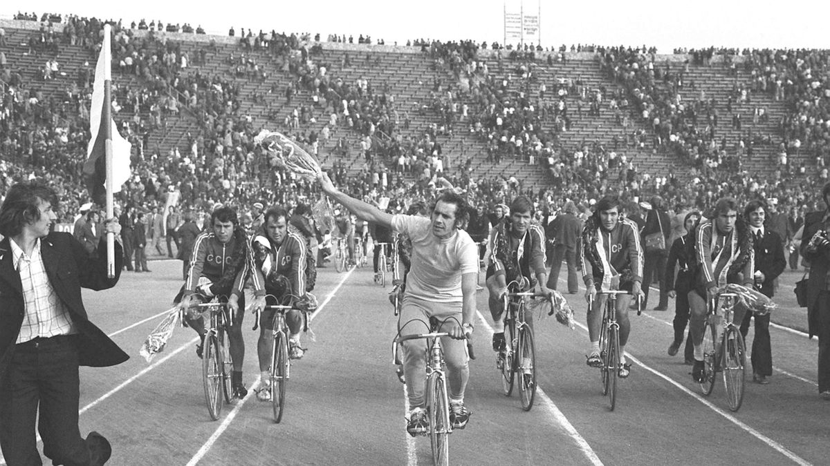 Ryszard Szurkowski na Stadionie X-lecia w Warszawie podczas rundy honorowej po XXVIII Wyścigu Pokoju