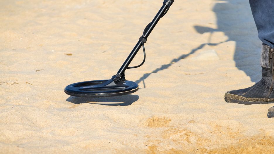 Poszukiwacz "skarbów" na plaży