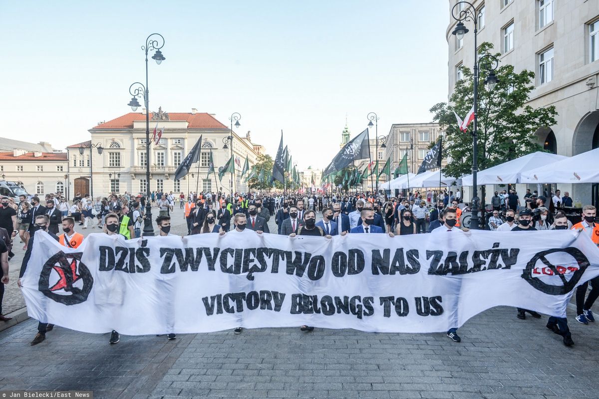 Marsz Zwycięstwa, mimo zakazów, przemaszerował ulicami Warszawy