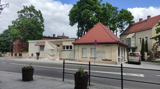 Wygląda jak grecka świątynia. Trwa remont ciekawego budynku przy ul. Limanowskiego w Wałbrzychu