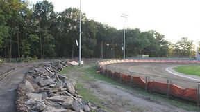 Wyburzanie trybuny na stadionie GKM Grudziądz