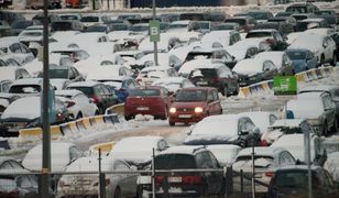 Paraliż na parkingu lotniskowym. Dyspozytor zażądał dodatkowej opłaty