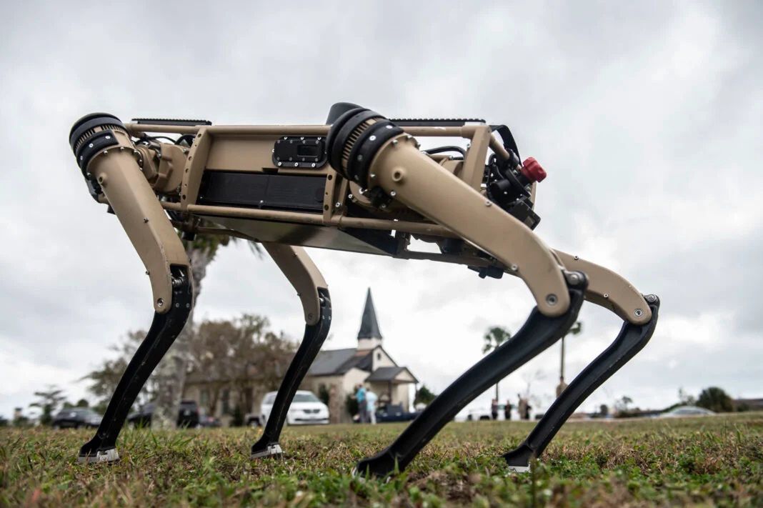 Robo-psy zaczynają służbę wojskową - Ghost Q-UGV firmy Ghost Robotics