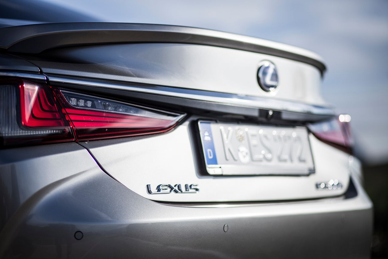 Lexus ES 300h (2019) (fot. Mateusz Żuchowski)