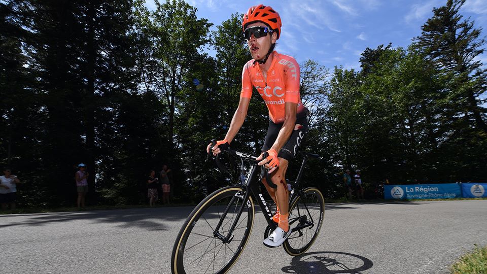 Jan Hirt - mimo poważnie wyglądającej kraksy - ukończył ostatni etap wyścigu Tour de l'Ain