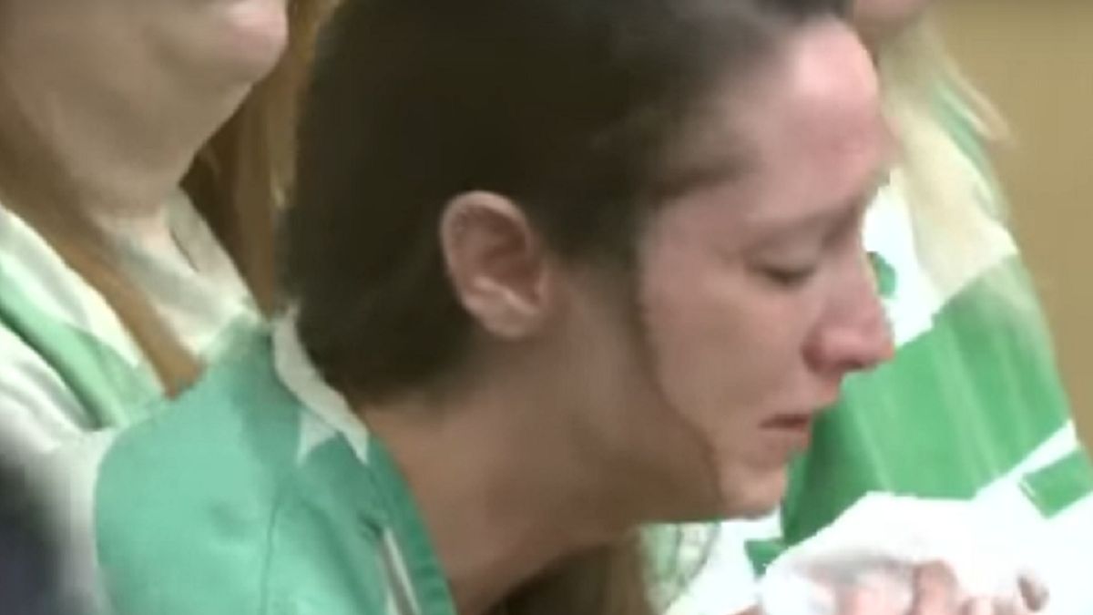 Kobieta wykorzystywała seksualnie koleżanki swojej córki.