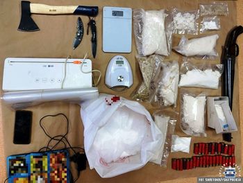 Kielce: Cztery kilogramy narkotyków i broń palna w mieszkaniu