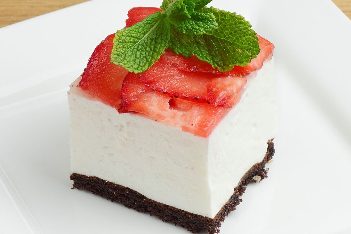 Irresistible no-bake strawberry marshmallow dessert recipe