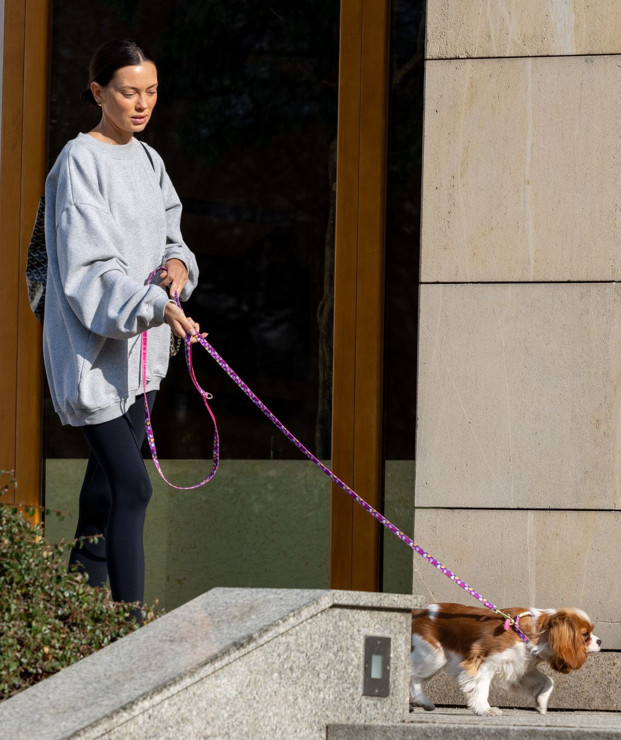 Naturalna Edyta Zając spaceruje z pieskiem