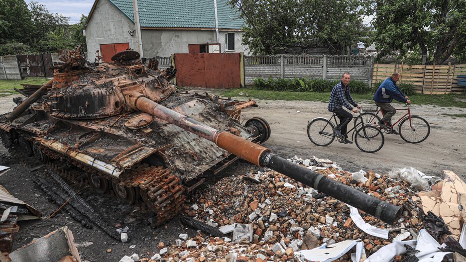 Russian attacks on Ukraine
KYIV, UKRAINE - JUNE 05: People ride bikes past a destroyed tank in a damaged field after Russian attacks at Zahaltsi village in Kyiv, Ukraine on June 05, 2022. Metin Aktas / Anadolu Agency/ABACAPRESS.COM 
Dostawca: PAP/Abaca
AA/ABACA
Russian attacks on Ukraine