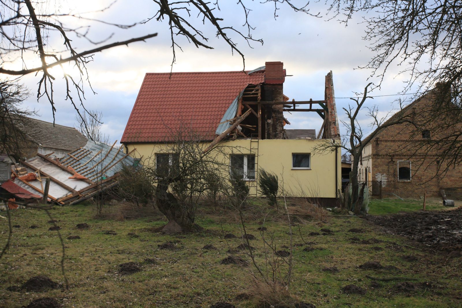 Dach zniszczony przez wichurę