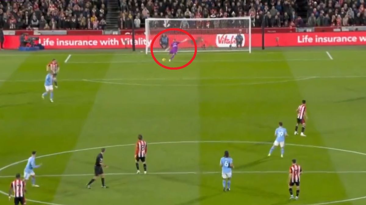 Twitter / Viaplay / Twitter / Na zdjęciu: Mark Flekken zanotował asystę w meczu z Manchesterem City