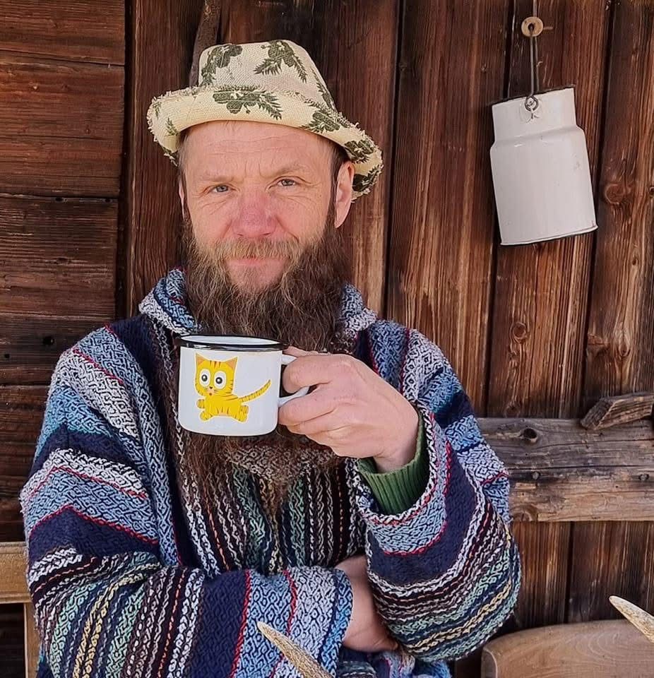 Przez jakiś czas Tomasz niósł pomoc humanitarną w puszczy.